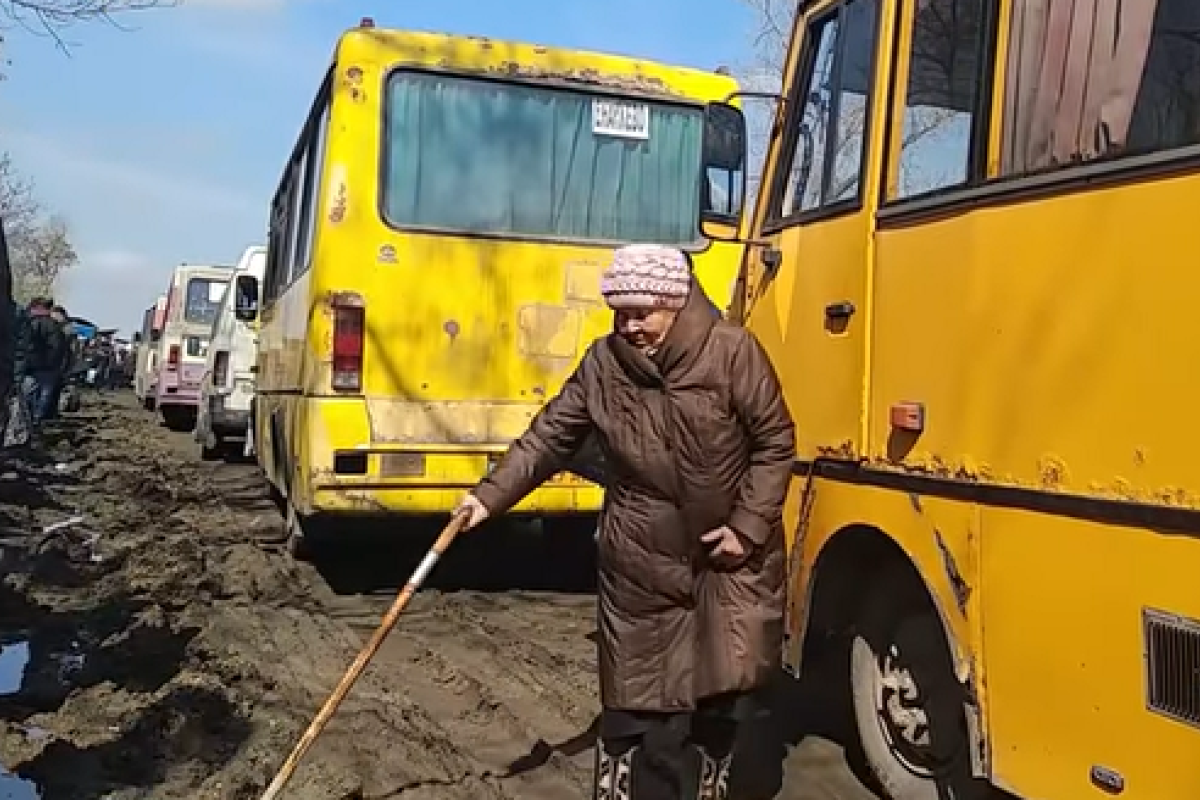 "Сидите дома": Житель Донбасса показал видео с блокпоста "ДНР" в Горловке "Сидите дома": Житель Донбасса показал видео с блокпоста "ДНР" в Горловке