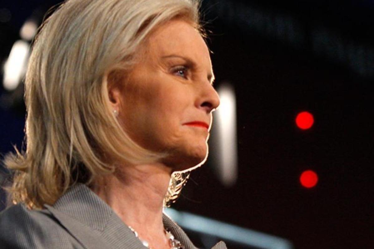 Вдова Маккейна прибыла в Киев, чтобы наблюдать за выборами в Украине Вдова Маккейна прибыла в Киев, чтобы наблюдать за выборами в Украине