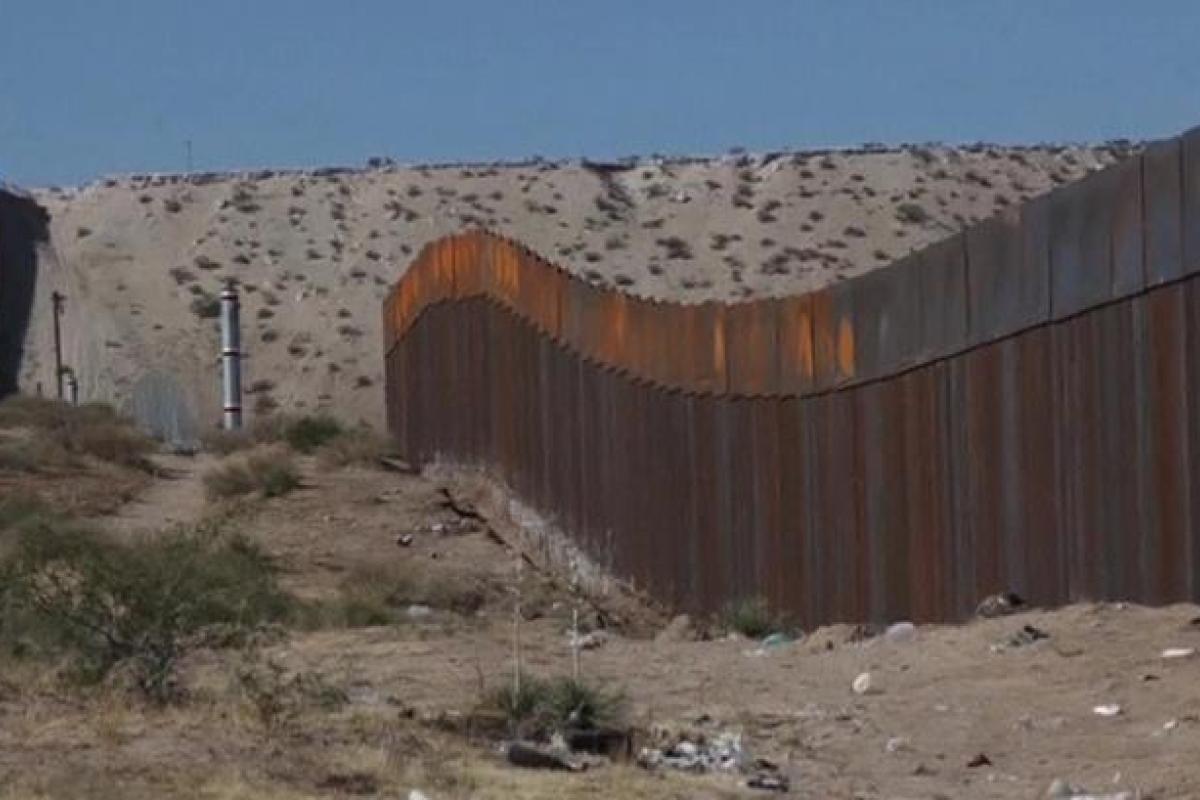 США начали строить стену на границе в Мексикой