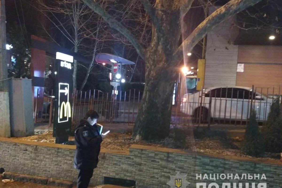 В Николаеве возле здания общественного питания произошла стрельба В Николаеве возле здания общественного питания произошла стрельба
