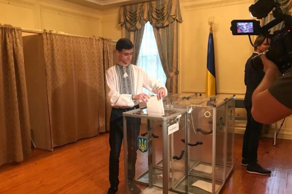 Молодежь в вышиванках: В США началось голосование на выборах президента Украины Молодежь в вышиванках: В США началось голосование на выборах президента Украины