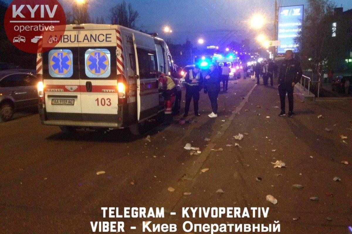 В Киеве легковой автомобиль въехал в остановку, есть пострадавшие В Киеве легковой автомобиль въехал в остановку, есть пострадавшие