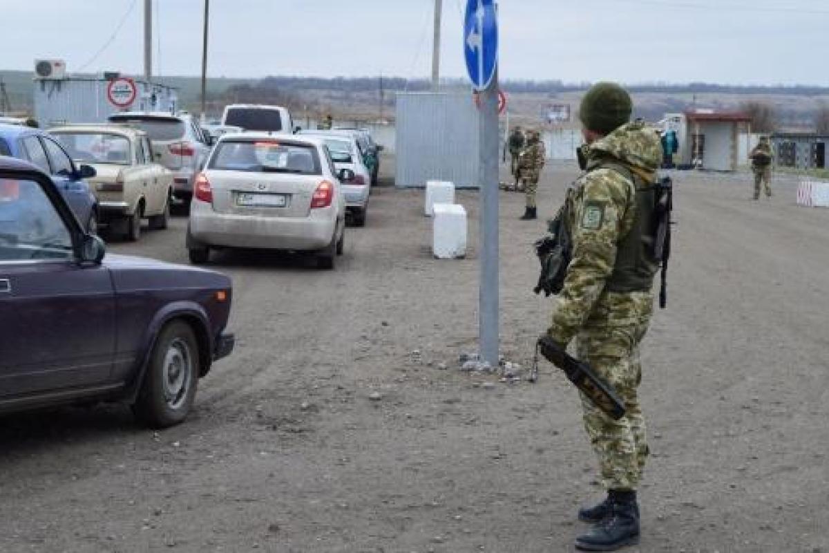 В очередях на КПВВ в зоне ООС застряли 145 автомобилей