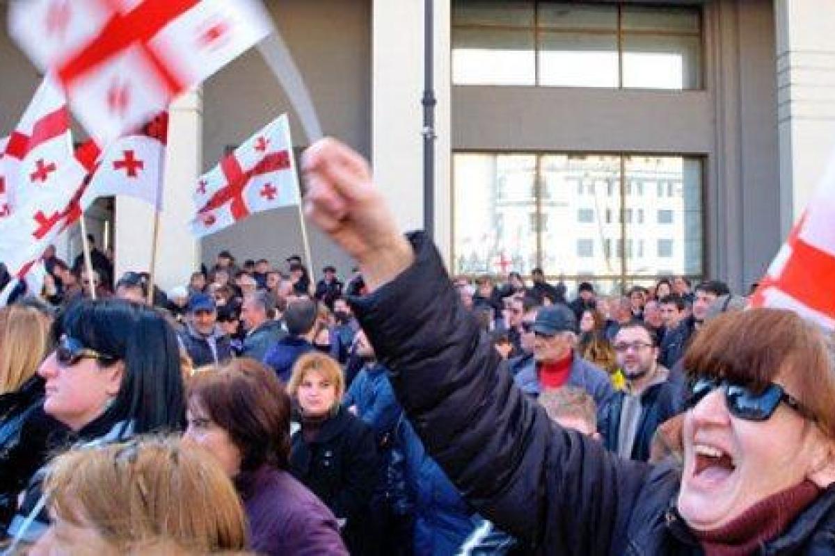 Грузия: 27 человек ранены в столкновениях протестующих с полицией