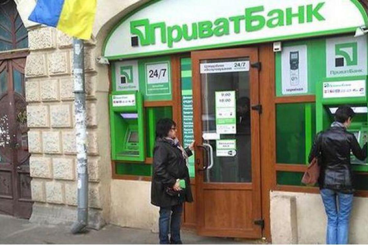 "Вы вообще кто?": Украинцы возмущены действиями сотрудников "ПриватБанка", которые обзванивают родственников должников "Вы вообще кто?": Украинцы возмущены действиями сотрудников "ПриватБанка", которые обзванивают родственников должников