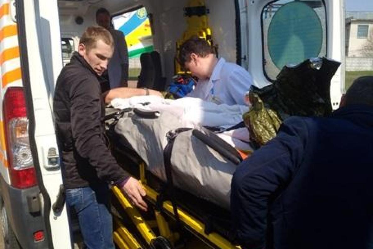 Пограничник, раненый возле КПВВ "Марьинка", доставлен вертолетом в Киев