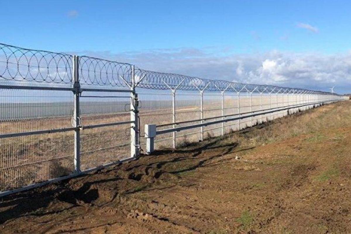 На восточной границе Украины возобновили строительство стены На восточной границе Украины возобновили строительство стены
