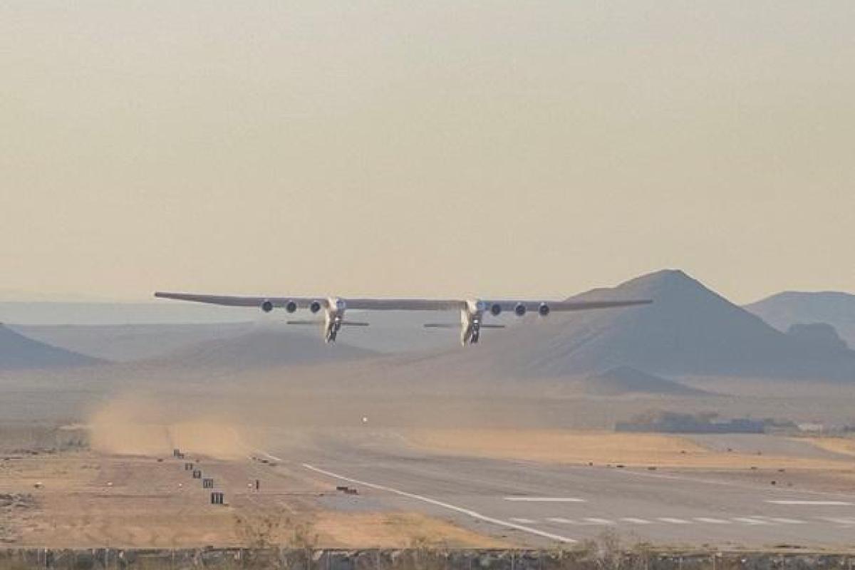 Самый большой в мире самолет Stratolaunch впервые поднялся в воздух: видео