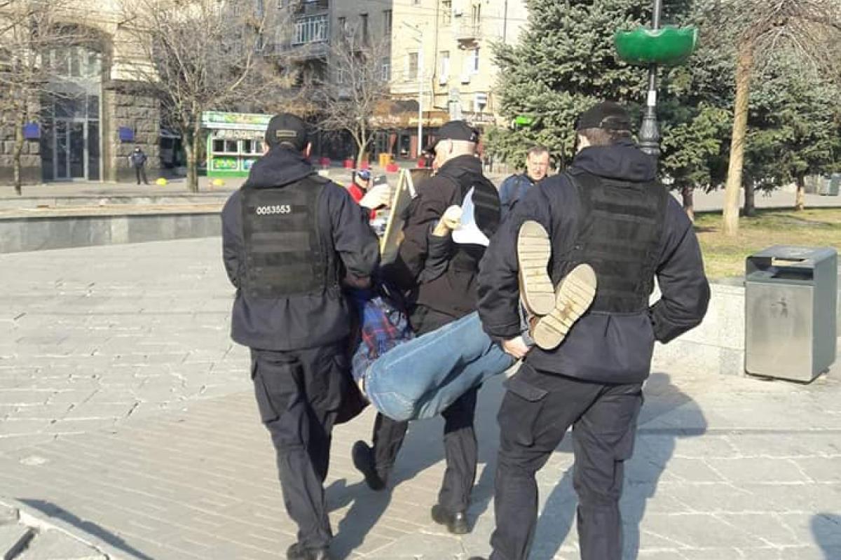 В Киеве задержали агитатора "против" Зеленского В Киеве задержали агитатора "против" Зеленского