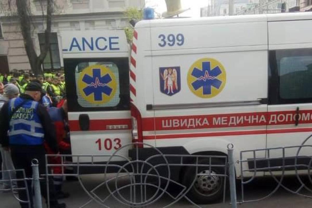 На массовой акции в Киеве у мужчины случился сердечный приступ На массовой акции в Киеве у мужчины случился сердечный приступ