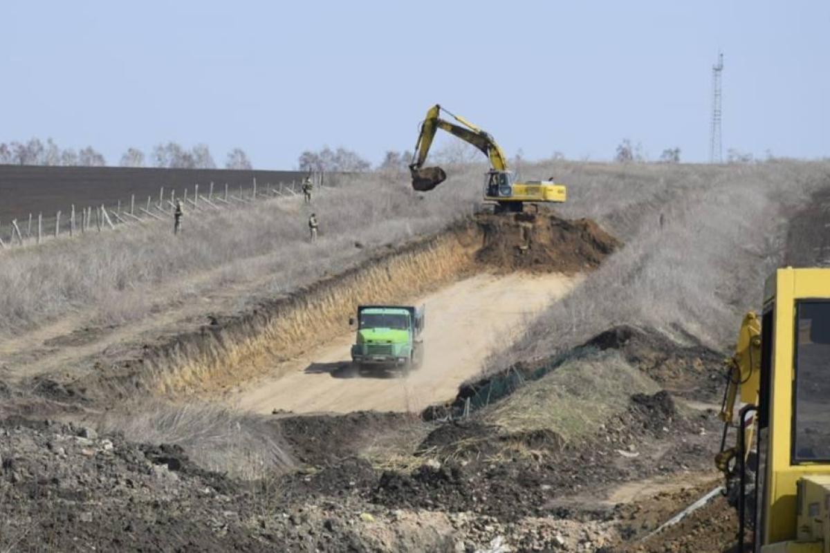 Ров и колючая проволока: В ГПСУ показали, как Украина обустраивает границу с Россией