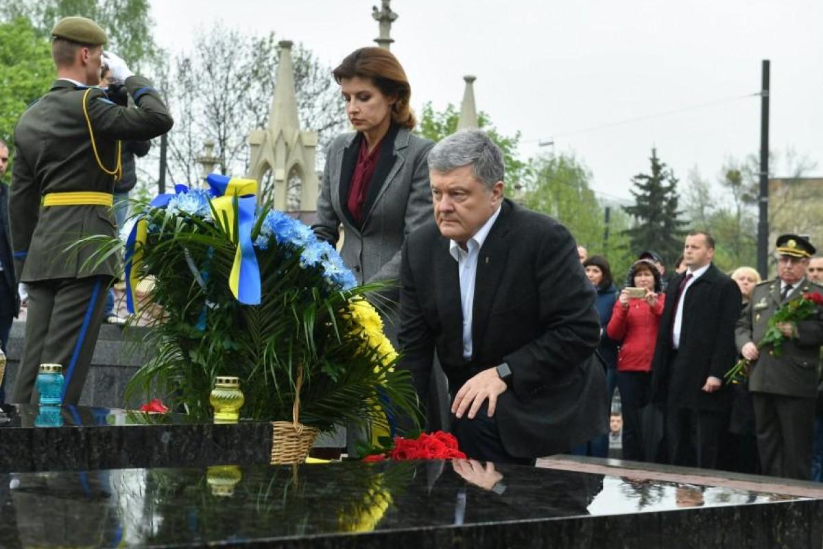 Порошенко во Львове почтил память погибших Героев Небесной Сотни и участников АТО Порошенко во Львове почтил память погибших Героев Небесной Сотни и участников АТО