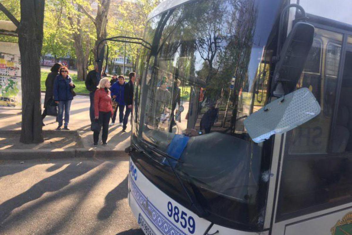 В Запорожье столкнулись автобус и маршрутка В Запорожье столкнулись автобус и маршрутка