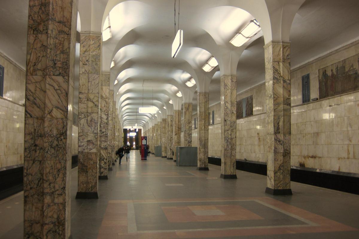 В метро Москвы мужчина с молотком взял в заложники женщину и рассказывал про Марс В метро Москвы мужчина с молотком взял в заложники женщину и рассказывал про Марс