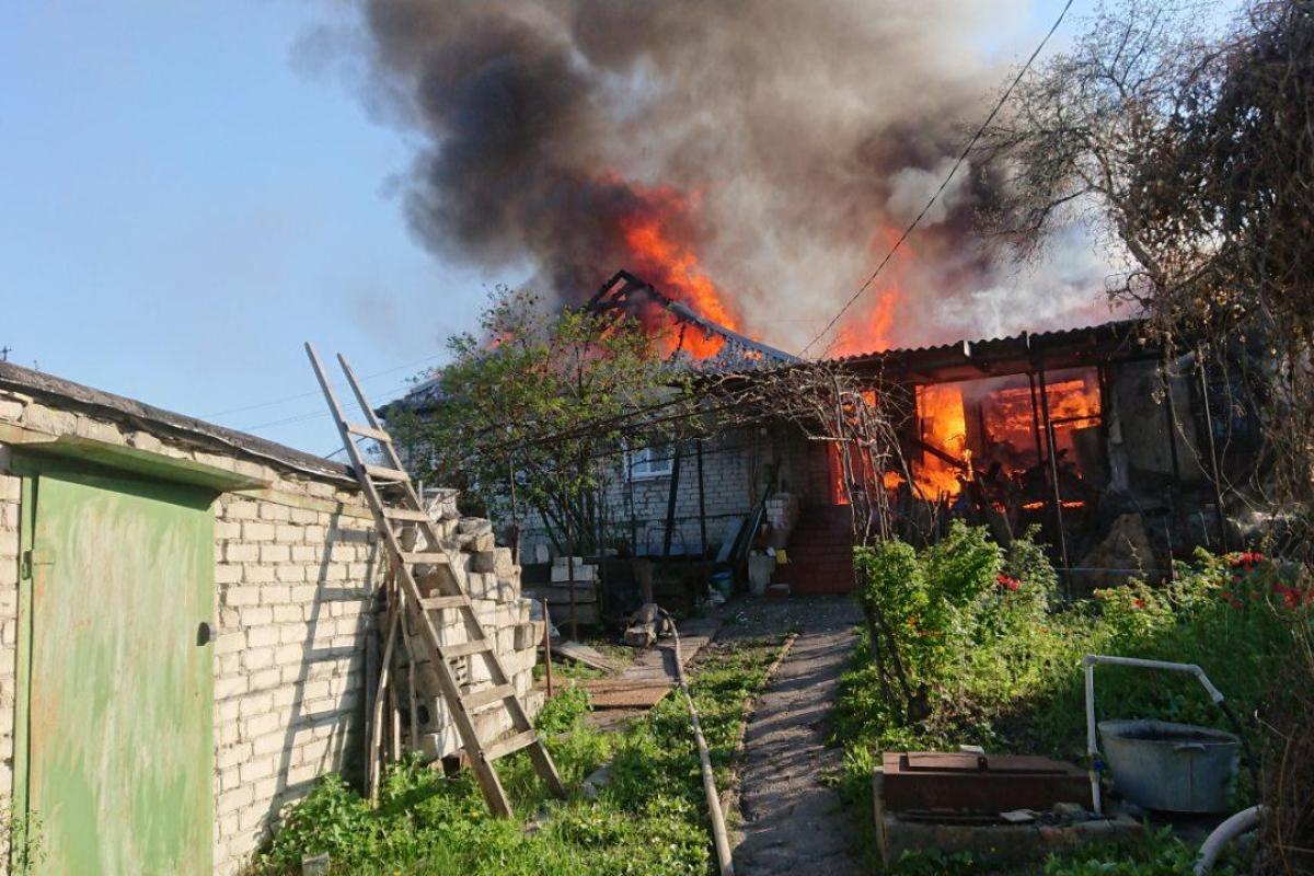 В Лисичанске мощный пожар уничтожил дом: спасатели боролись с огнем 6 часов