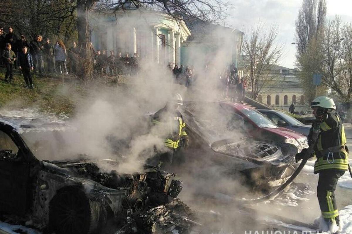 В Киеве неизвестный в балаклаве бросил в автомобиль "коктейль Молотова" В Киеве неизвестный в балаклаве бросил в автомобиль "коктейль Молотова"