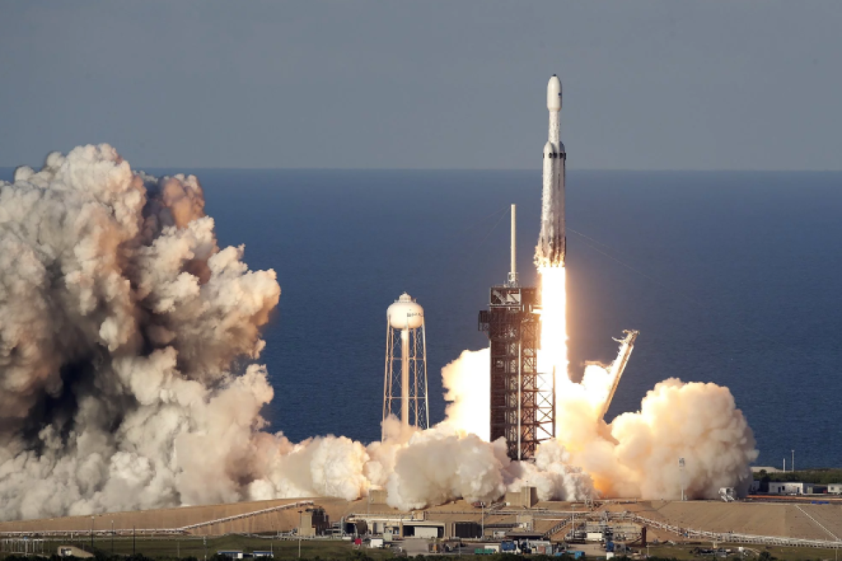 SpaceX произвела первый коммерческий запуск Falcon Heavy