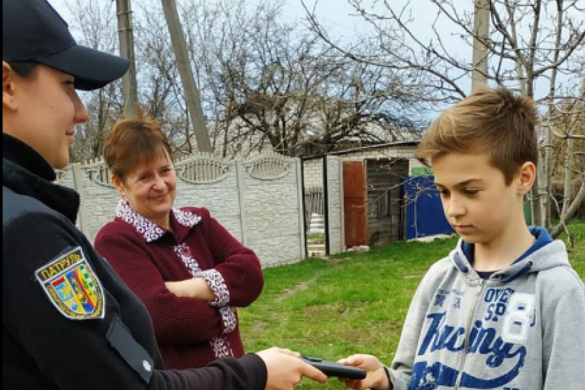 Был найден патрульными на детской площадке: В Лисичанске ребенок потерял смартфон