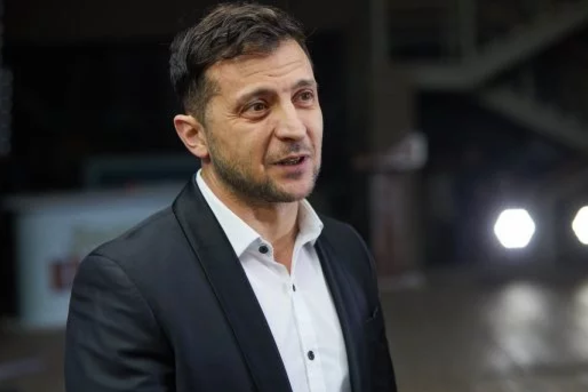 Зеленский привел на телеэфир свою команду Зеленский привел на телеэфир свою команду