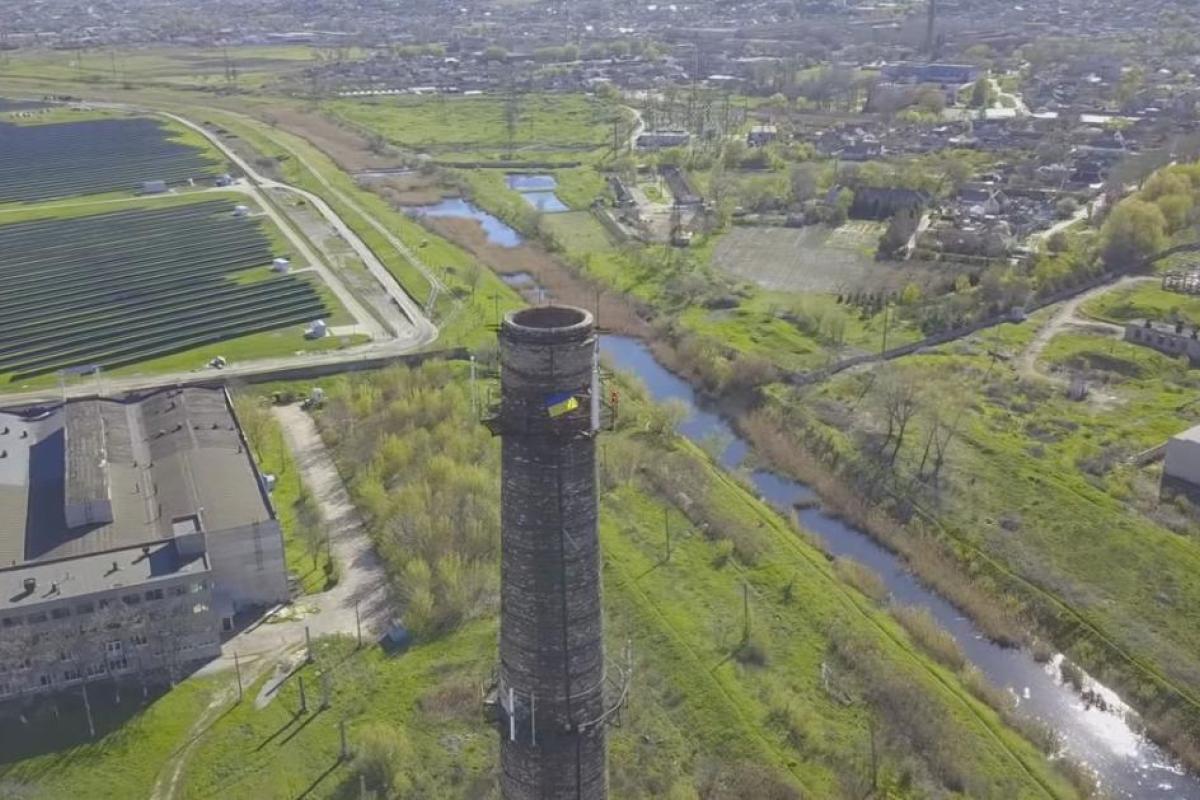 Рисковый мелитополец установил флаг Украины на высоте 80 метров