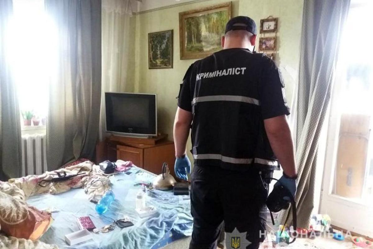В киевской квартире обнаружили мертвых супругов и истощенную 2-летнюю девочку В киевской квартире обнаружили мертвых супругов и истощенную 2-летнюю девочку