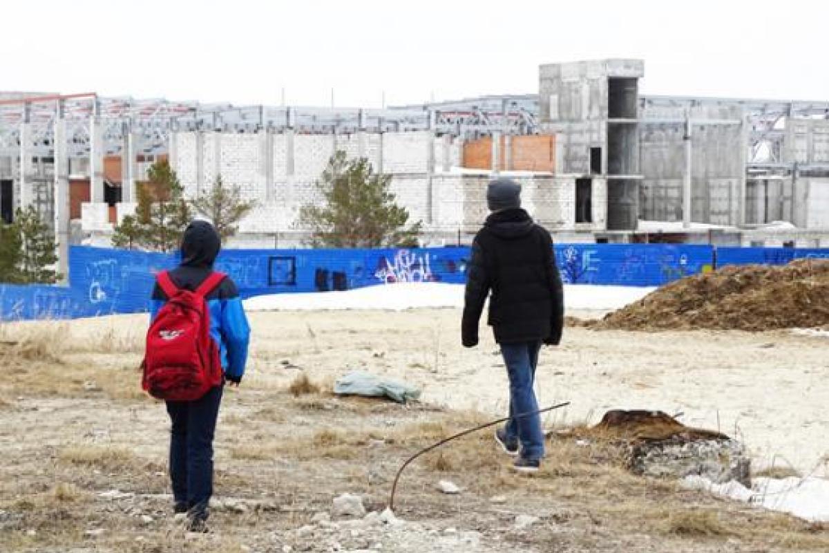 На Донбассе возле заброшенного ангара погибли дети На Донбассе возле заброшенного ангара погибли дети