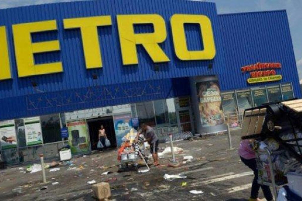 В сети показали, как выглядит сегодня "взятый с боем" гипермаркет "Метро" в Донецке