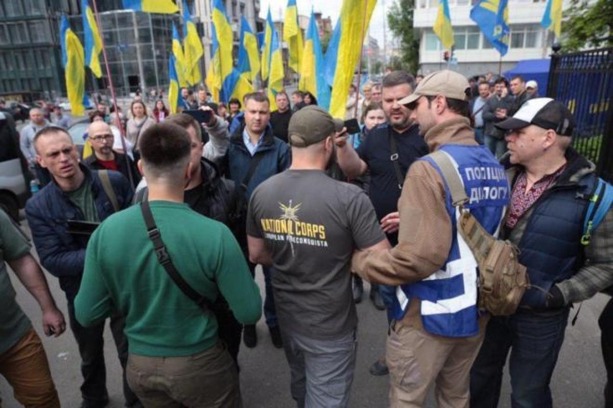В Киеве под КСУ произошла драка митингующих В Киеве под КСУ произошла драка митингующих
