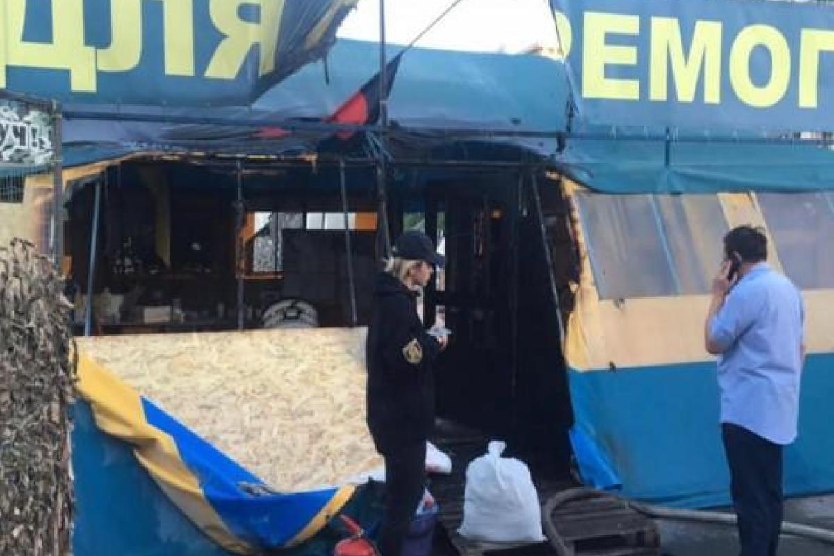 В Харькове ночью горела волонтерская палатка, мешающая Кернесу В Харькове ночью горела волонтерская палатка, мешающая Кернесу