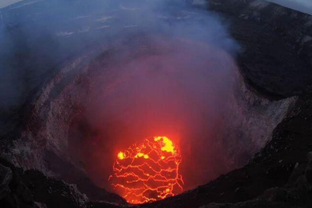 На Гавайях военный из США упал в кратер вулкана и выжил