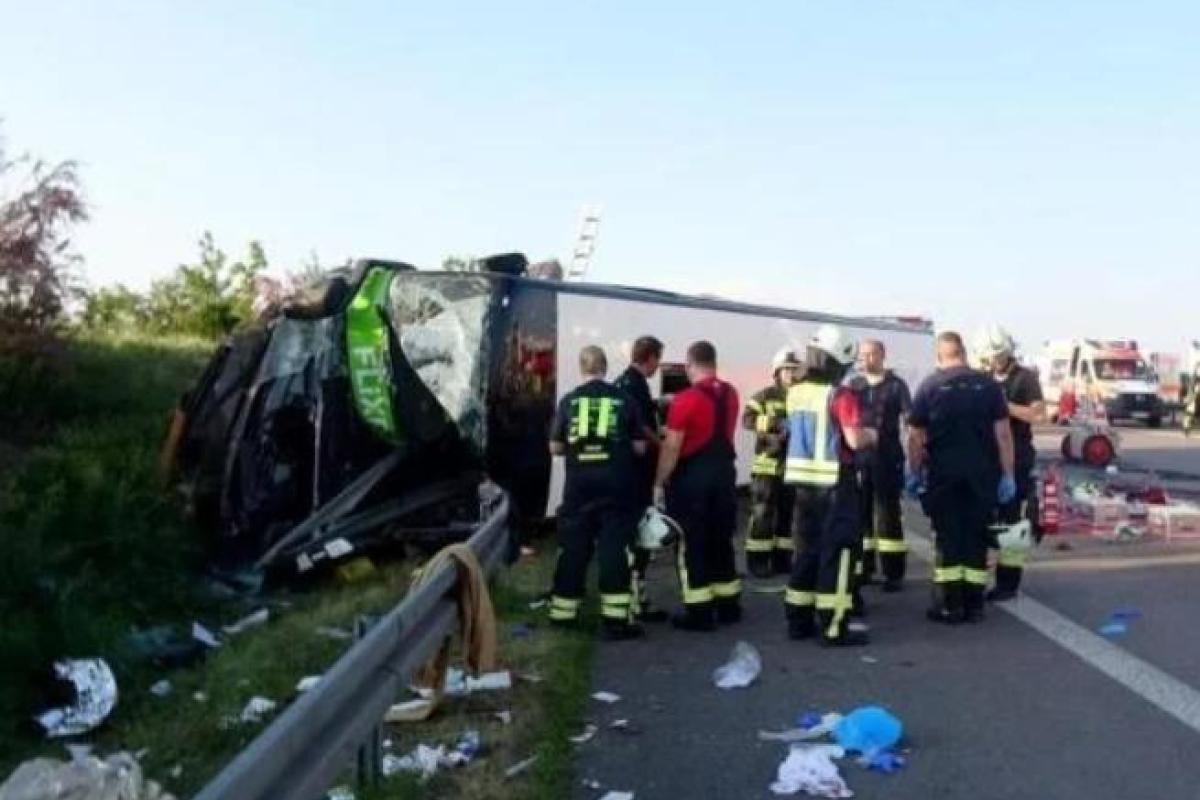 В Германии разбился автобус, десятки людей ранены: кадры с места