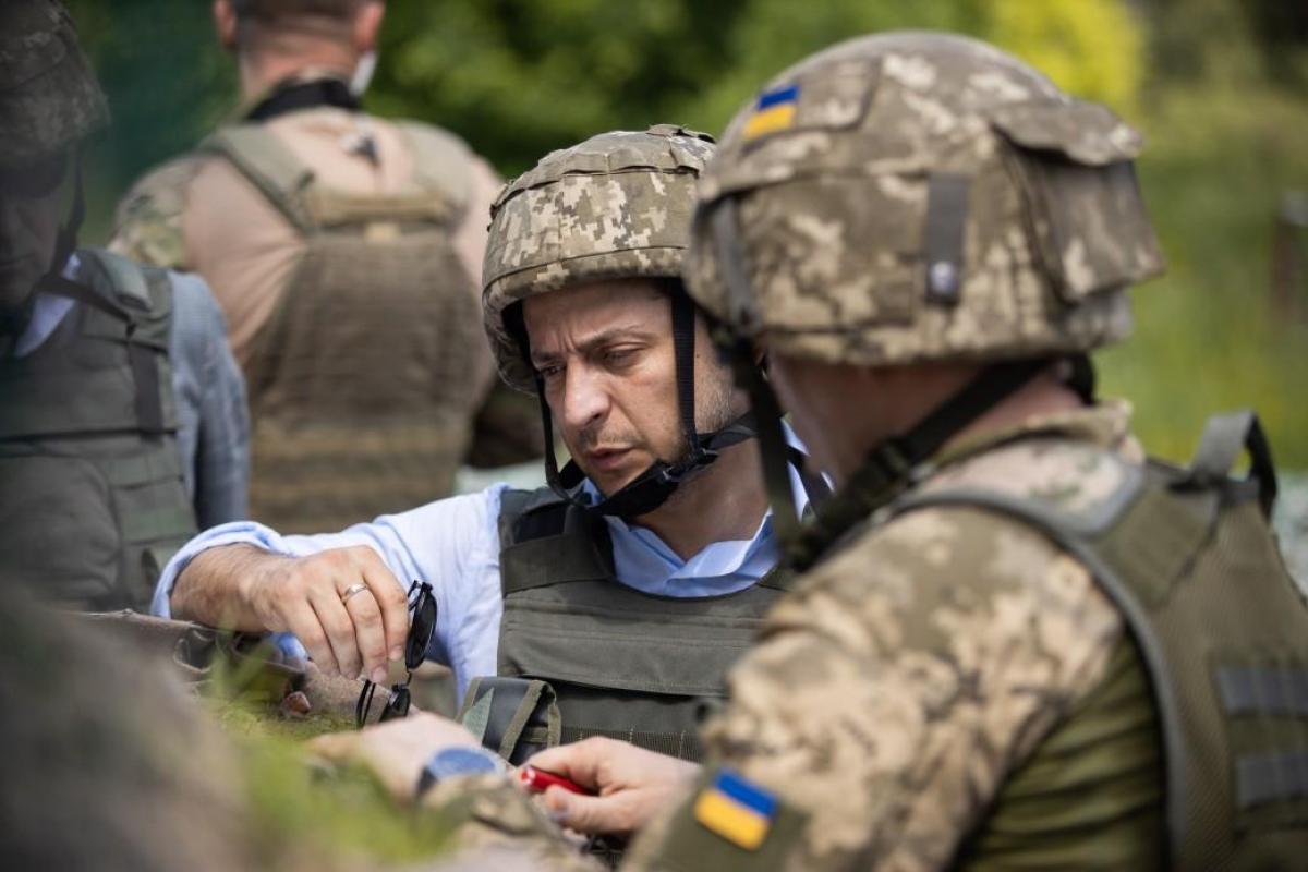 Зеленский заслушал информацию о пленении 8 военных в зоне ООС