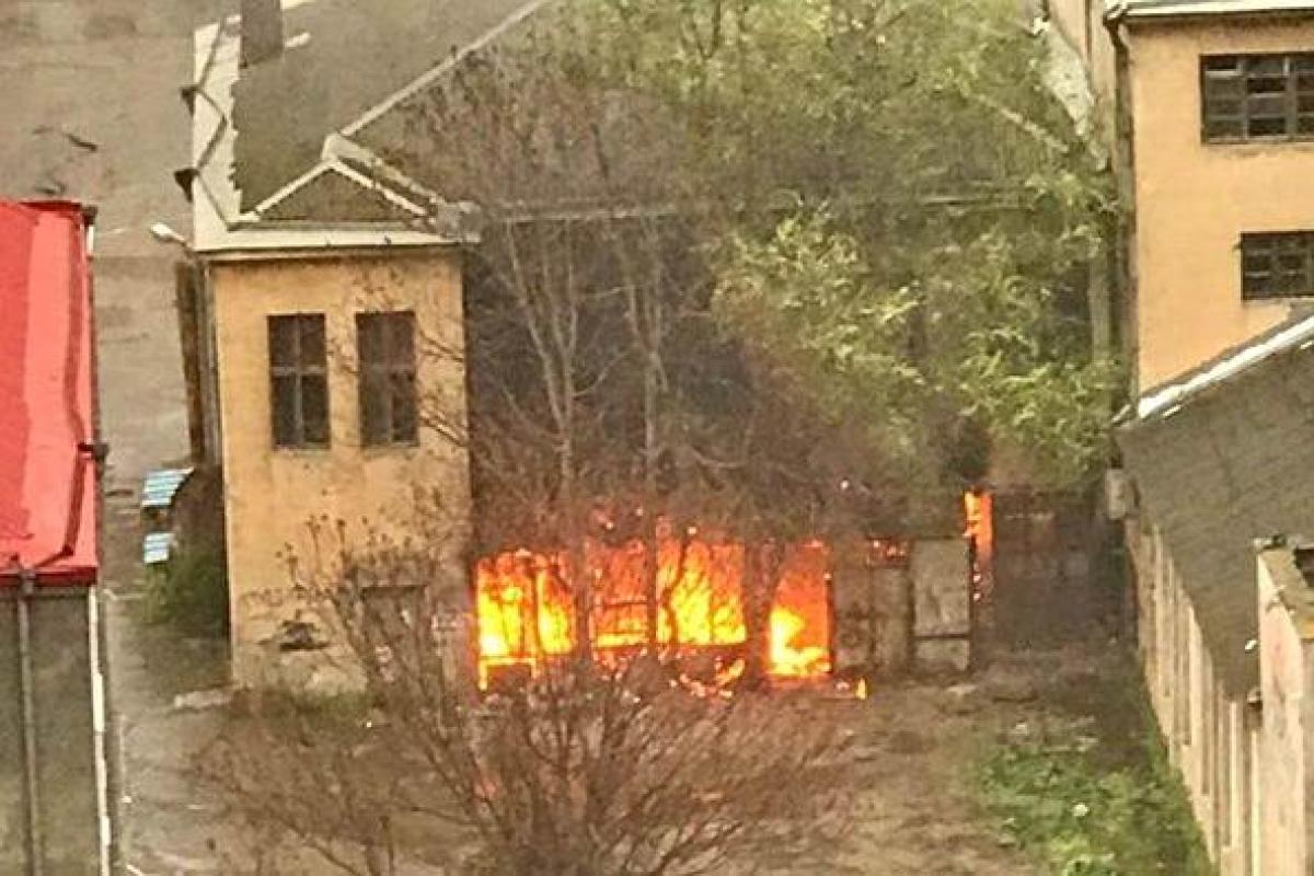 В Одессе горела столовая пищевой академии: Возможные поджигатели попали в кадр видео В Одессе горела столовая пищевой академии: Возможные поджигатели попали в кадр видео