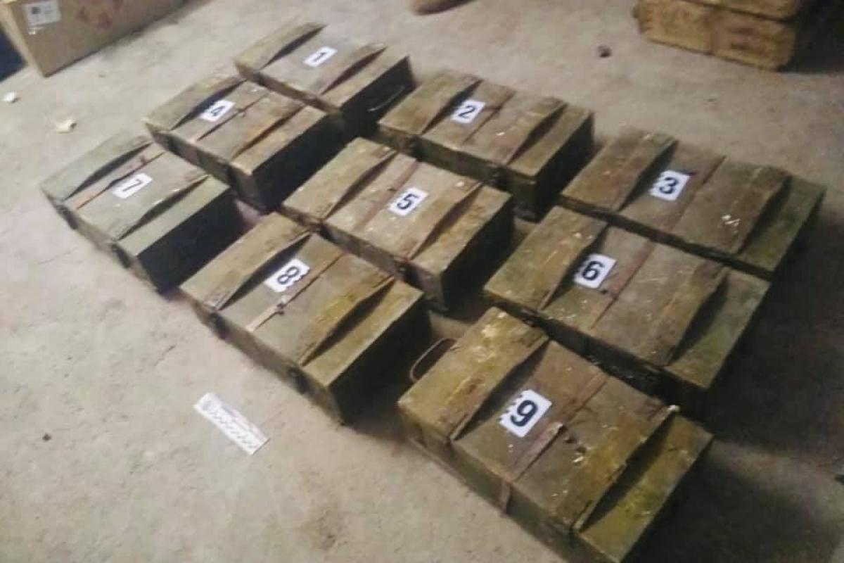 В Прилуках полиция изъяла у военного пенсионера боевой арсенал В Прилуках полиция изъяла у военного пенсионера боевой арсенал