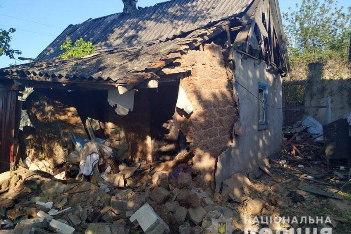 Боевики обстреляли жилые кварталы Марьинки: повреждены дома и автомобили Боевики обстреляли жилые кварталы Марьинки: повреждены дома и автомобили