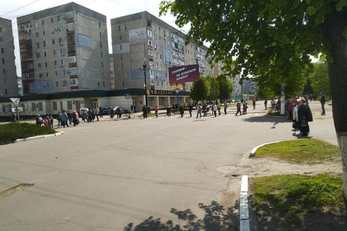 Жители Лисичанска перекрыли центральную улицу с требованием включить воду Жители Лисичанска перекрыли центральную улицу с требованием включить воду