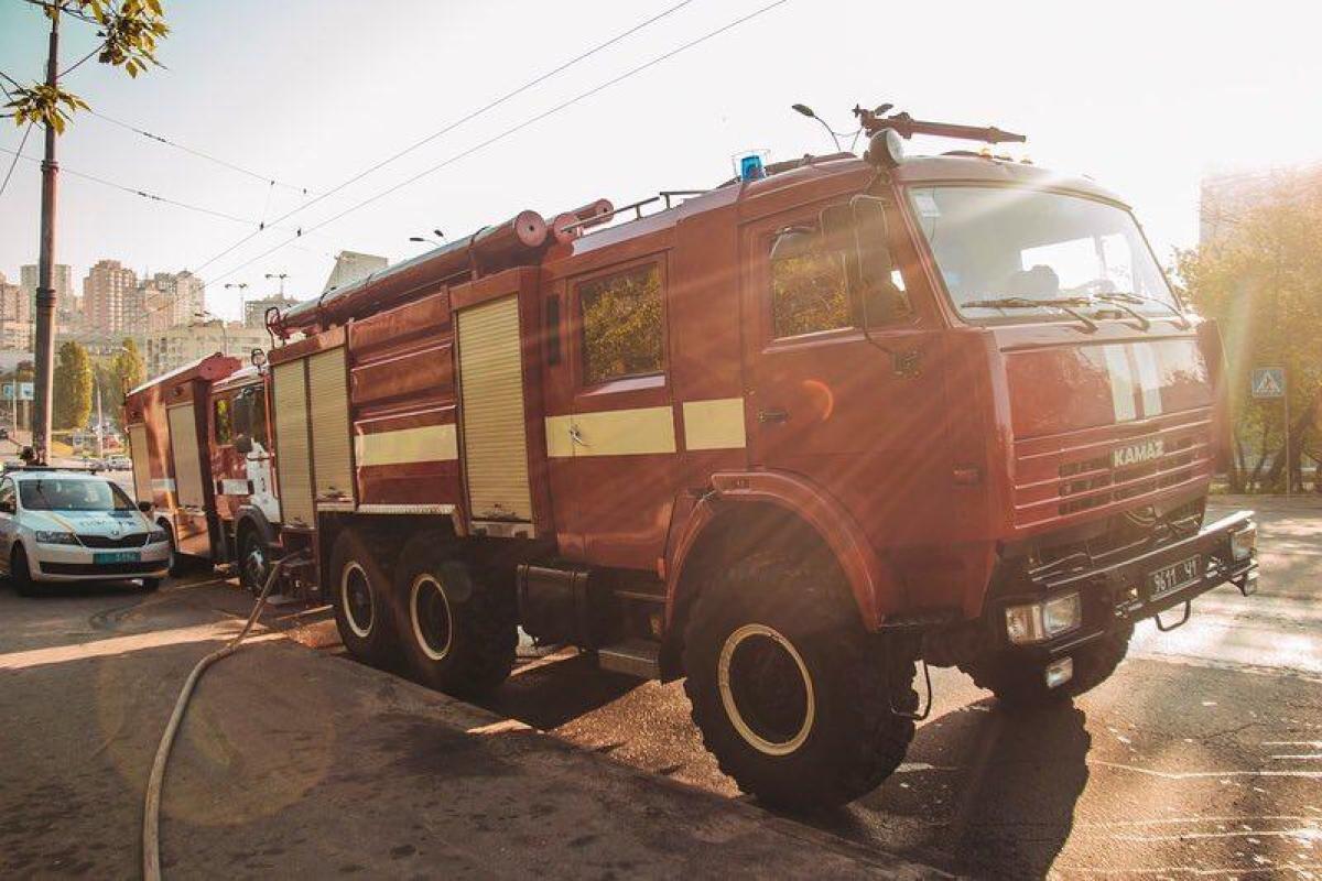 В Киеве при тушении пожара в коллекторе теплотрассы спасатели обнаружили 2 трупа В Киеве при тушении пожара в коллекторе теплотрассы спасатели обнаружили 2 трупа