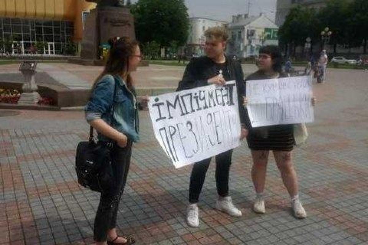В Ровно полиция забрала в отдел двух молодых людей с плакатами против Зеленского В Ровно полиция забрала в отдел двух молодых людей с плакатами против Зеленского