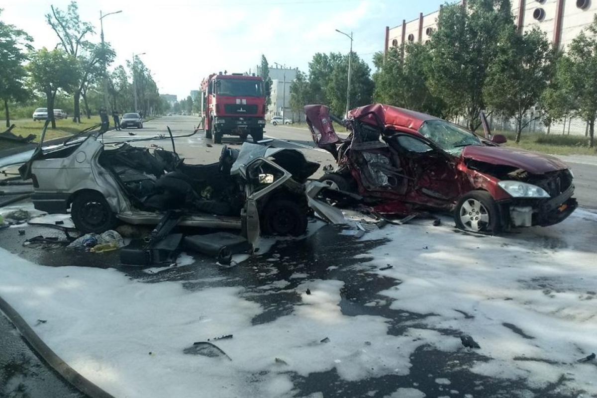 В Днепре произошло жесткое ДТП: 2 погибших, тяжело ранен ребенок В Днепре произошло жесткое ДТП: 2 погибших, тяжело ранен ребенок