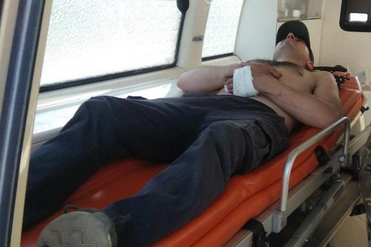 На КПВВ "Гнутово" пограничники ОС спасли раненого беглеца из "ДНР" На КПВВ "Гнутово" пограничники ОС спасли раненого беглеца из "ДНР"