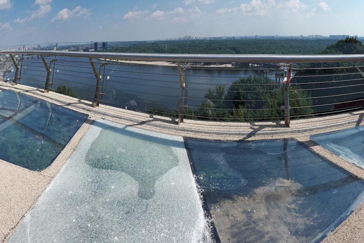 На новом пешеходном мосту Киева во время замены испорченного стекла треснуло еще одно На новом пешеходном мосту Киева во время замены испорченного стекла треснуло еще одно