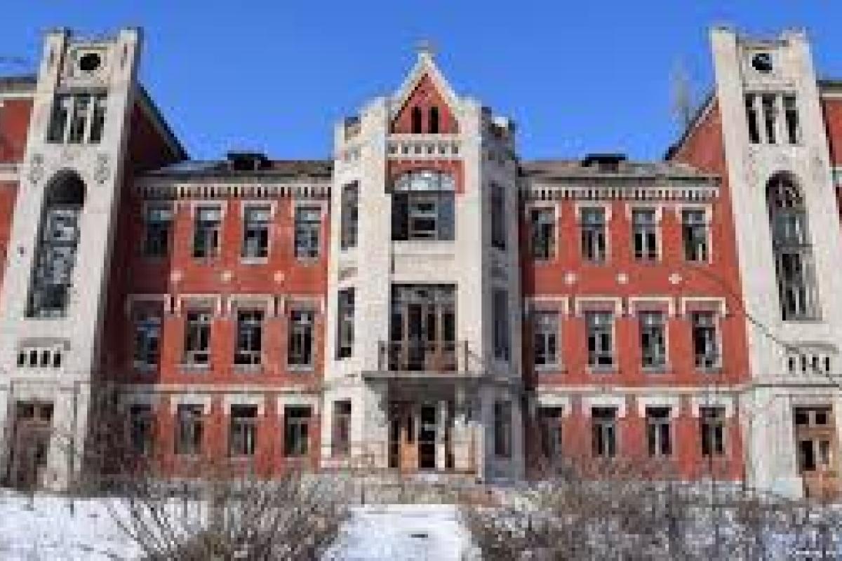 "Руины бельгийского наследия": активисты Лисичанска показали разрушенную больницу изнутри