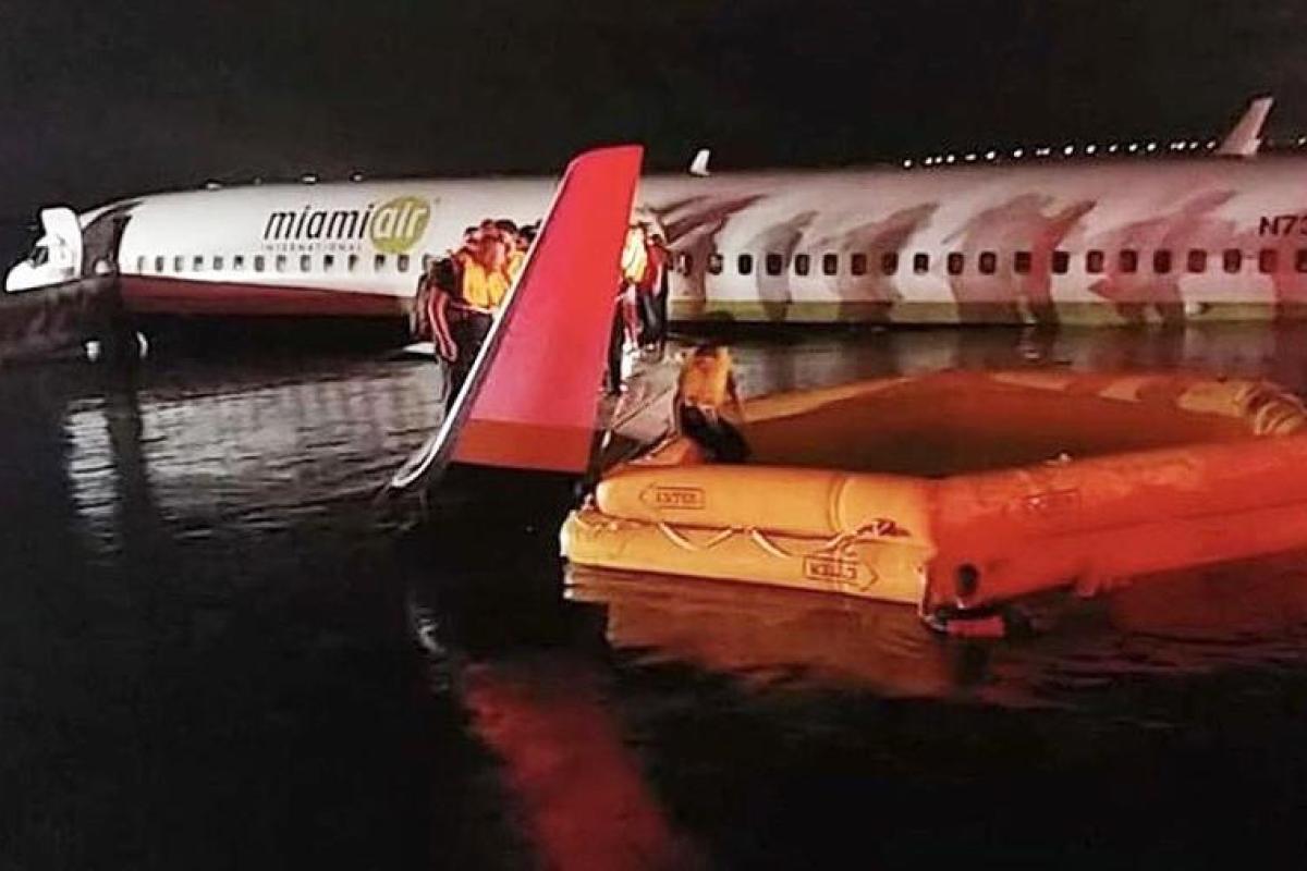 Появились видеокадры американского Boeing 737, севшего в реку