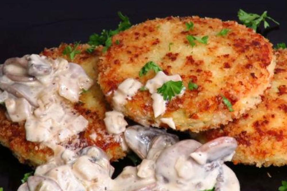 Картофельно-сырные оладьи с грибным соусом Картофельно-сырные оладьи с грибным соусом