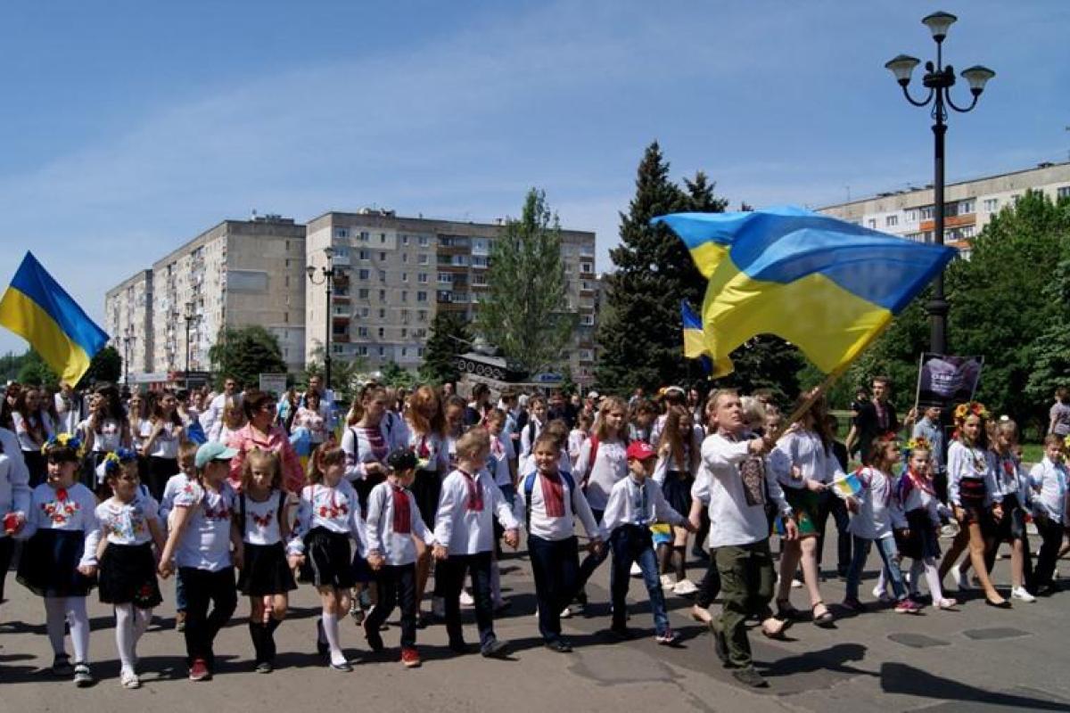 В Лисичанске состоялся парад вышиванок В Лисичанске состоялся парад вышиванок