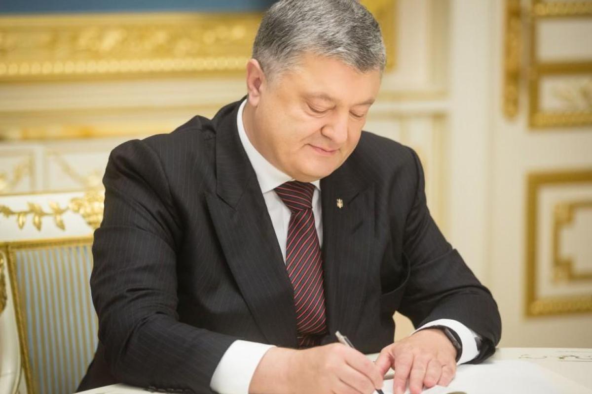 Порошенко уволил главу администрации президента и его зама Порошенко уволил главу администрации президента и его зама
