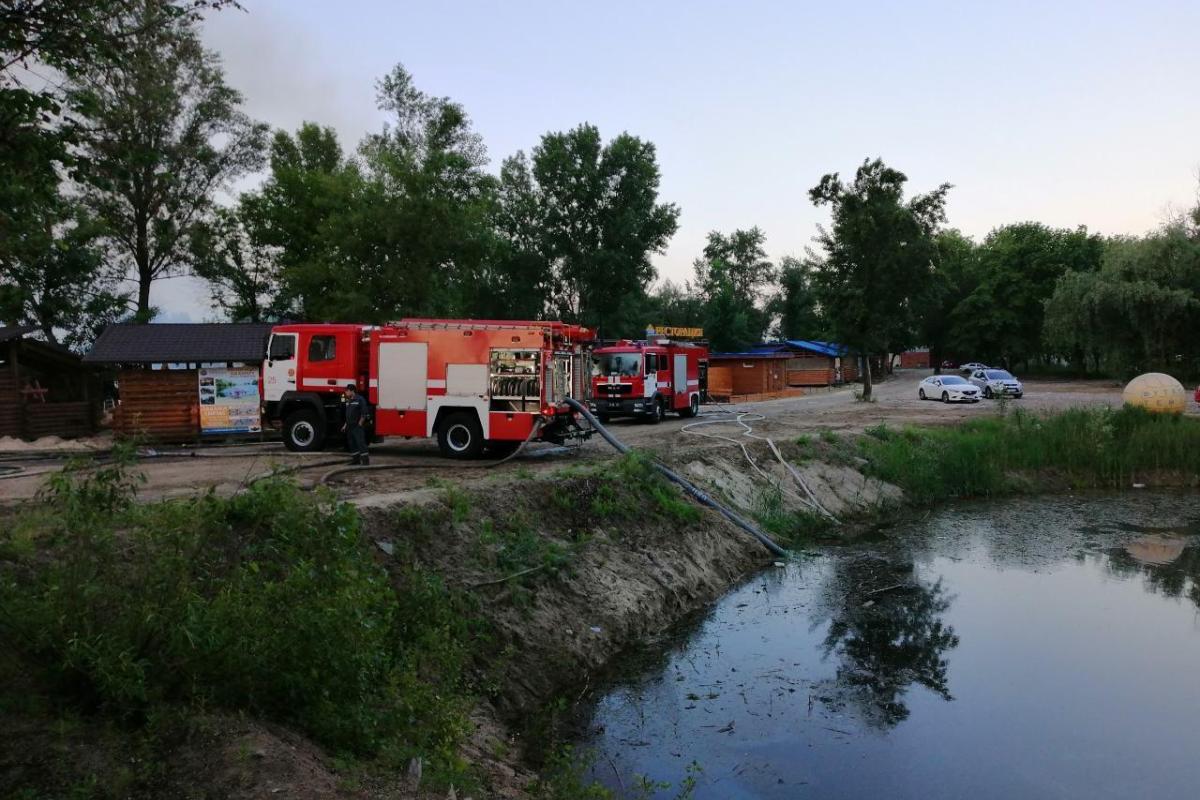 В одном из парков Киева произошел пожар В одном из парков Киева произошел пожар