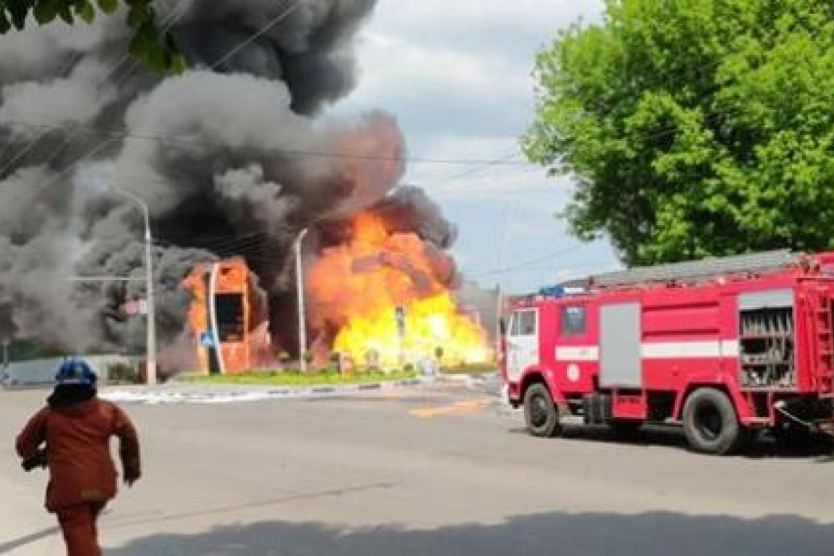 В Житомире на АЗС загорелась цистерна с топливом, есть пострадавшие В Житомире на АЗС загорелась цистерна с топливом, есть пострадавшие