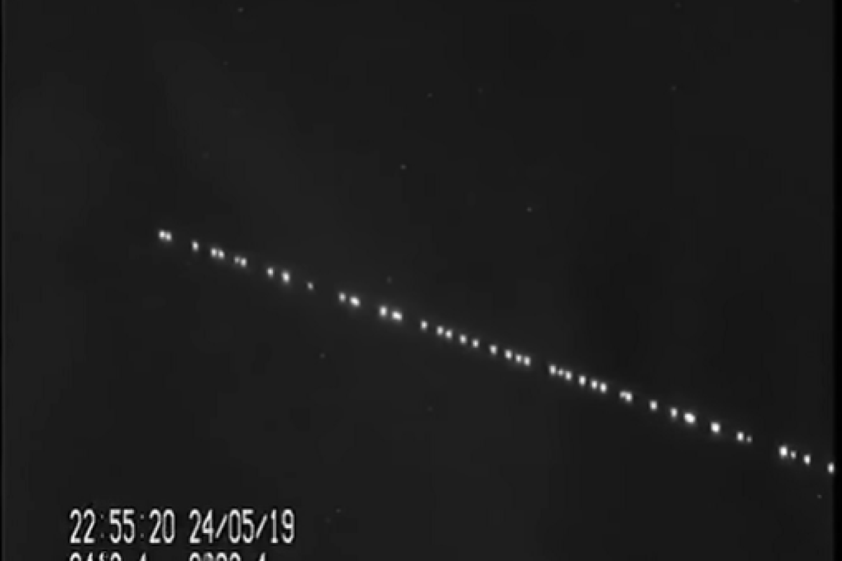 Вереницу спутников Илона Маска Starlink сняли на видео с Земли Вереницу спутников Илона Маска Starlink сняли на видео с Земли