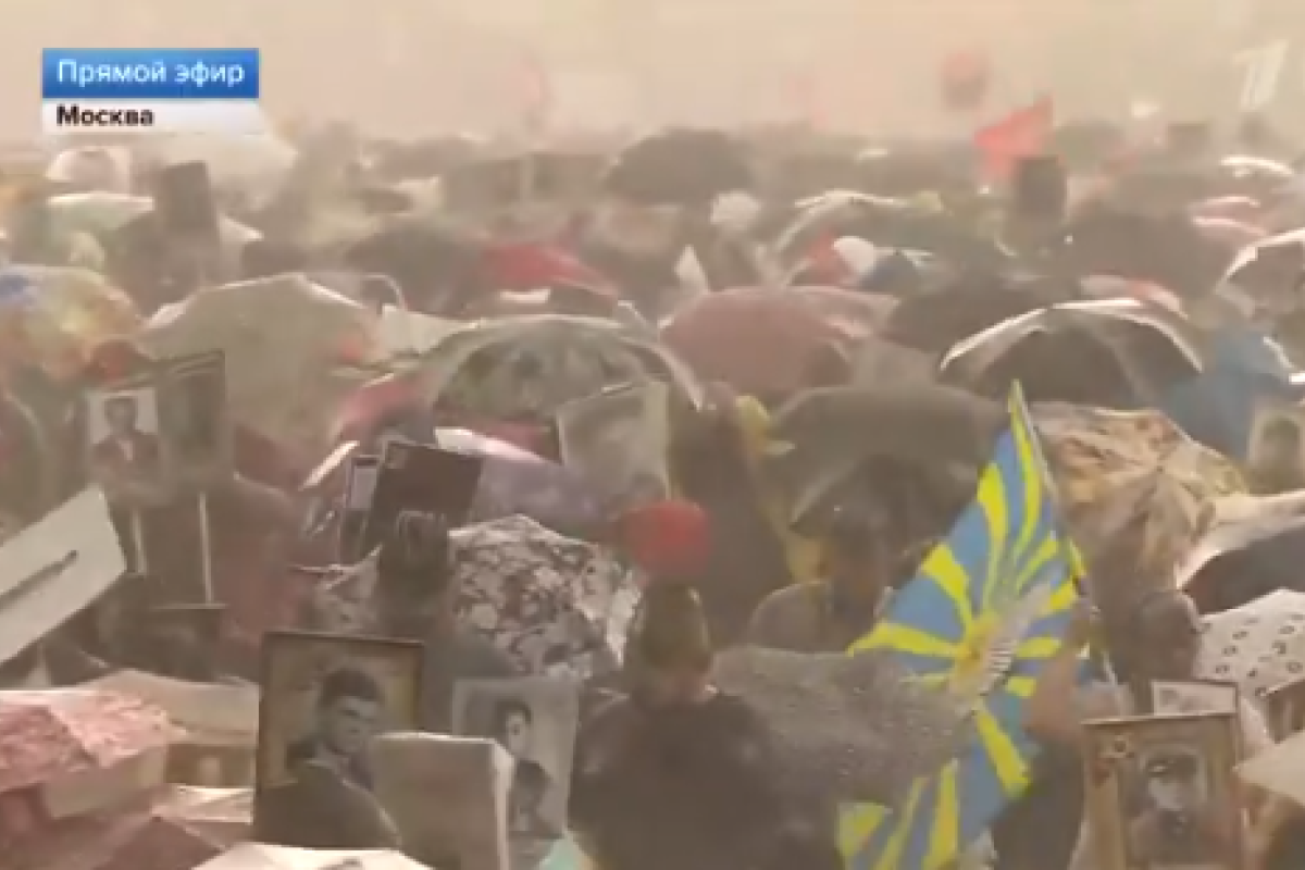 В Москве на акцию "Бессмертный полк" обрушился мощнейший ливень с градом